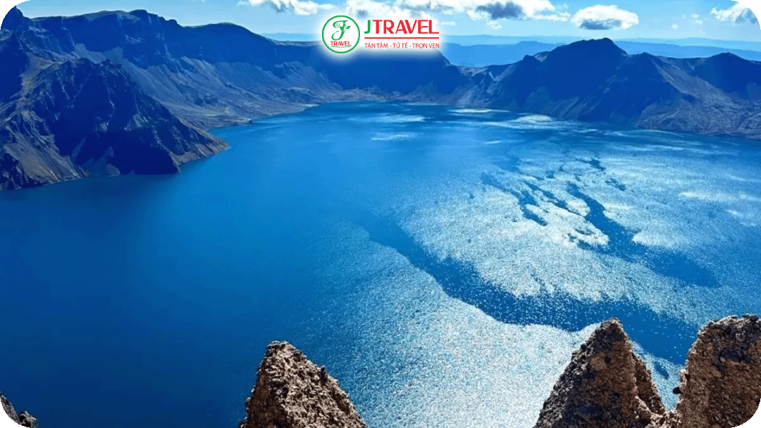 Hồ Thiên Trì nằm trên miệng núi lửa Paektu ở độ cao hơn 2.189 mét