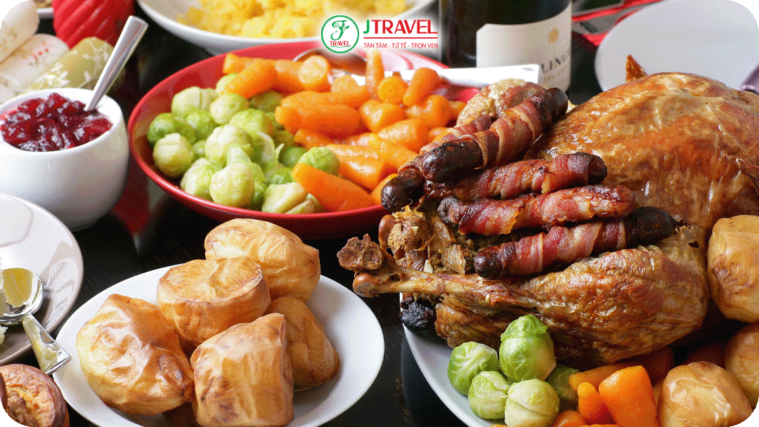 Mỗi gia đình đều chuẩn bị bữa tiệc ấm cúng với gà tây nướng, bánh pudding truyền thống, rượu vang nóng