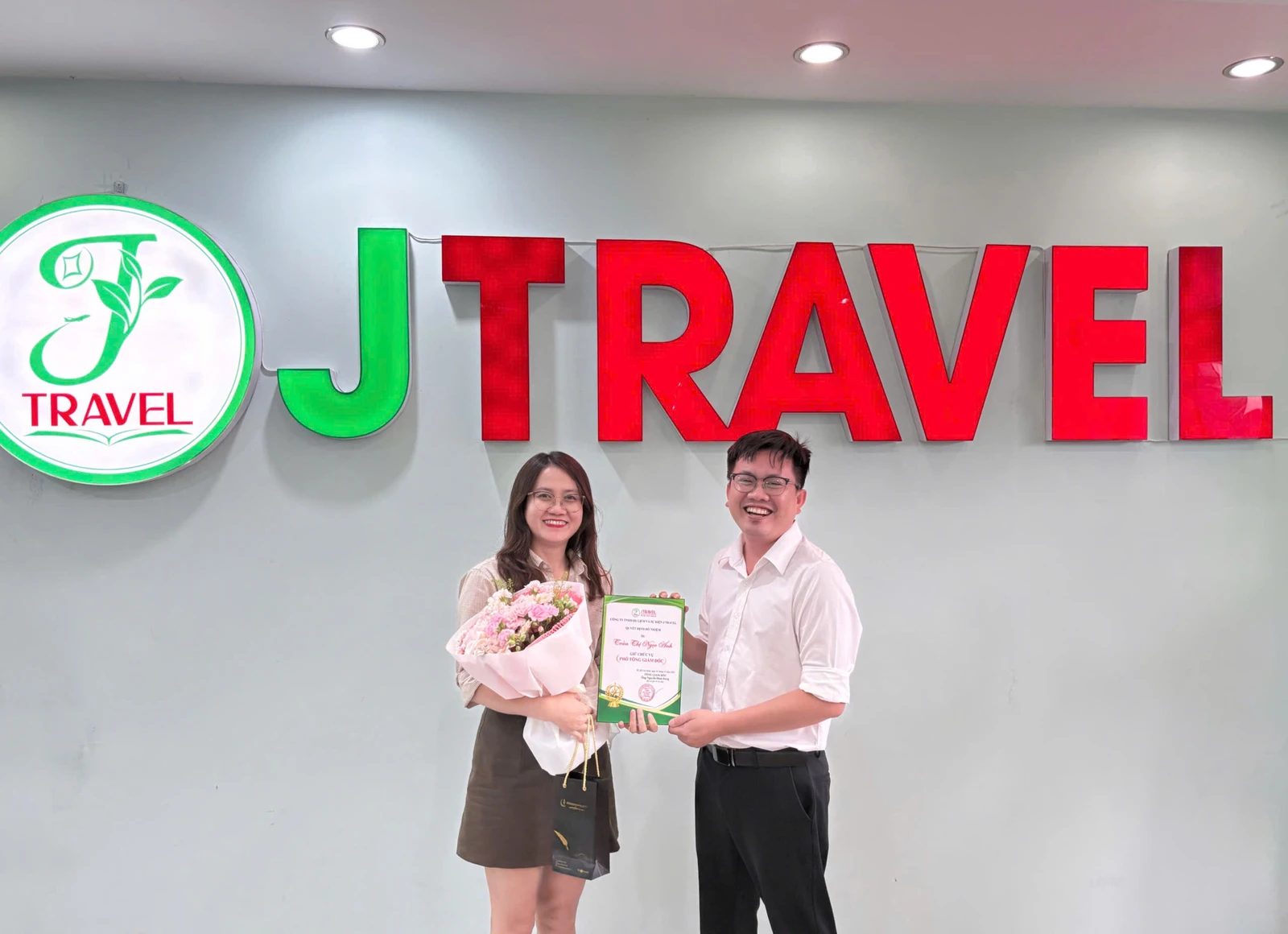 Bổ nhiệm Phó Tổng Giám đốc J Travel – Trần Thị Ngọc Ánh Lãnh đạo J Travel trao quyết định bổ nhiệm Phó Tổng Giám đốc cho Mrs. Trần Thị Ngọc Ánh