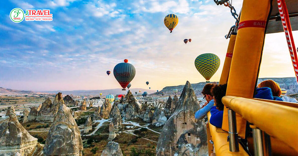 Bay khinh khí cầu là trải nghiệm đỉnh cao và biểu tượng của Cappadocia