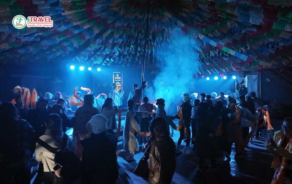 Không gian làng thường xuyên diễn ra các hoạt động văn hóa như múa vòng