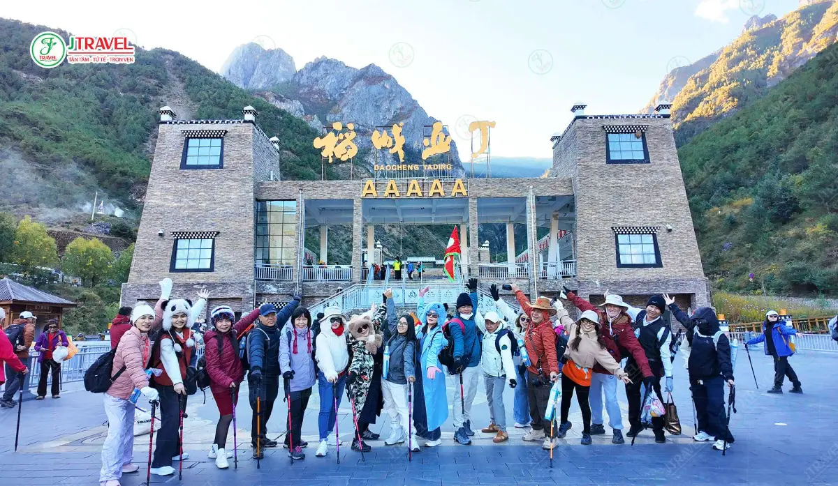 Đoàn khách J Travel trước cổng khu bảo tồn Á Đinh