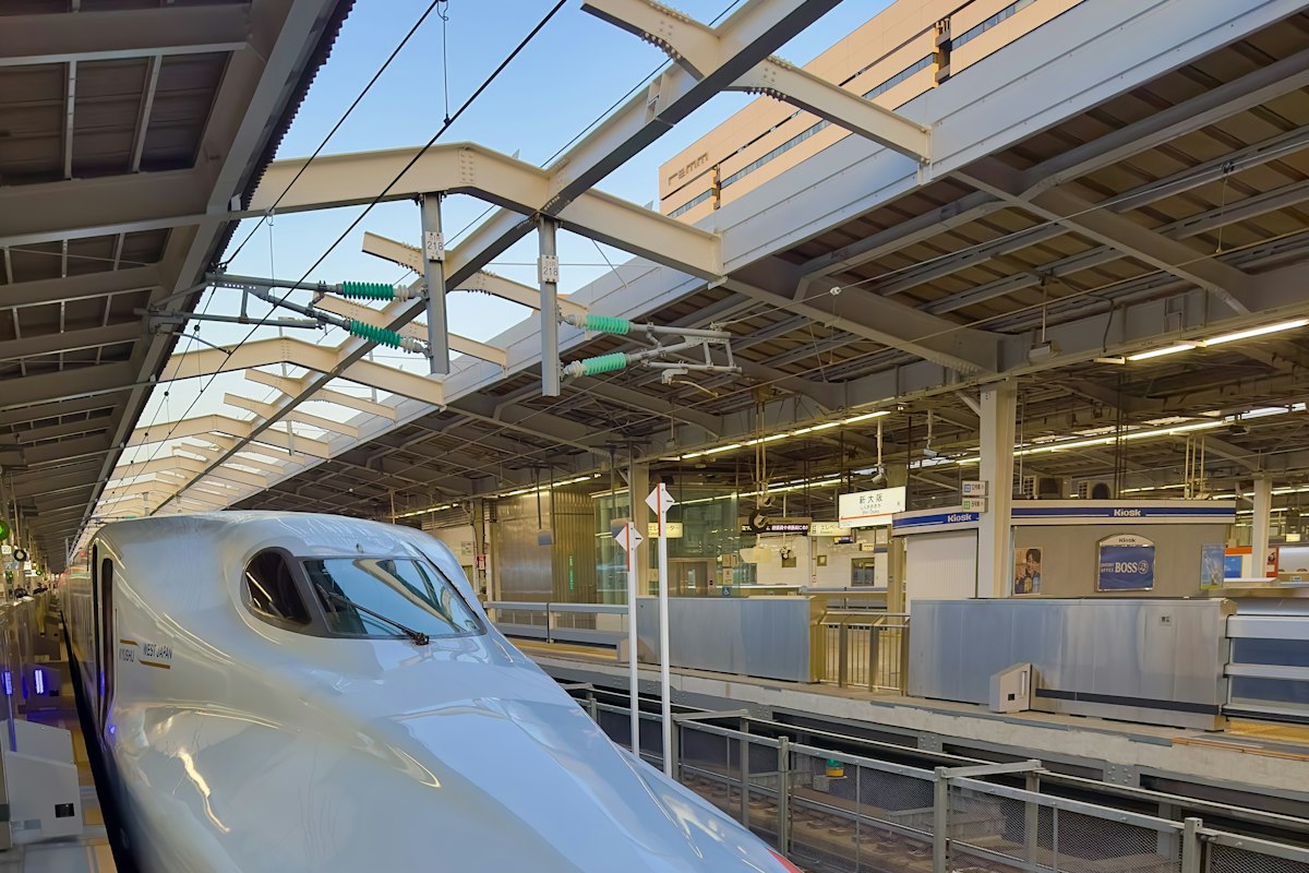Tàu cao tốc Shinkansen màu trắng tại nhà ga Nhật Bản