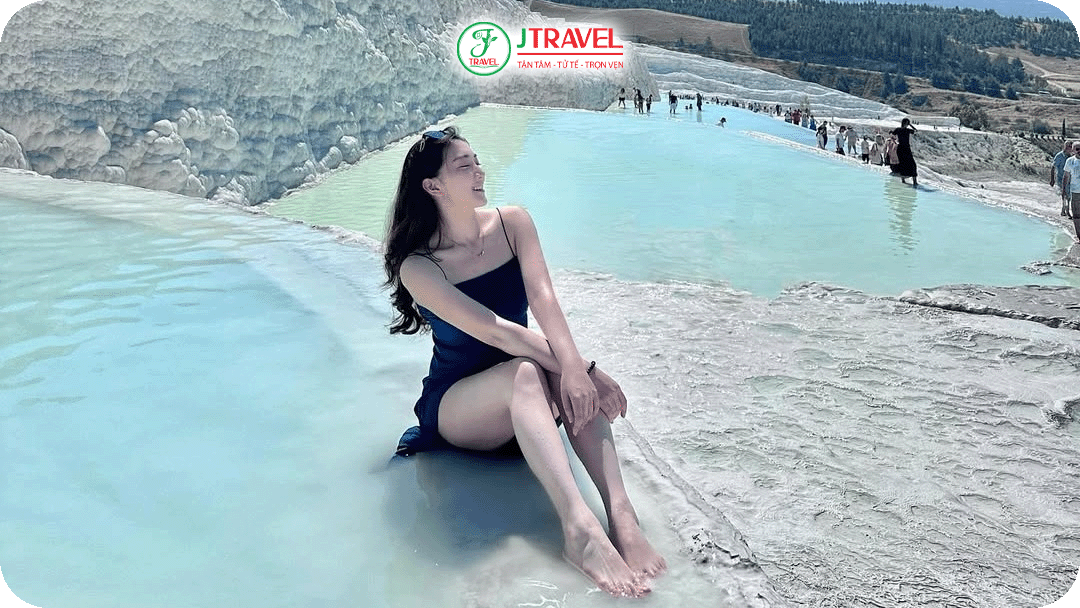 du khách ghé thăm và tận hưởng không gian đá vôi với dòng suối mát mẻ