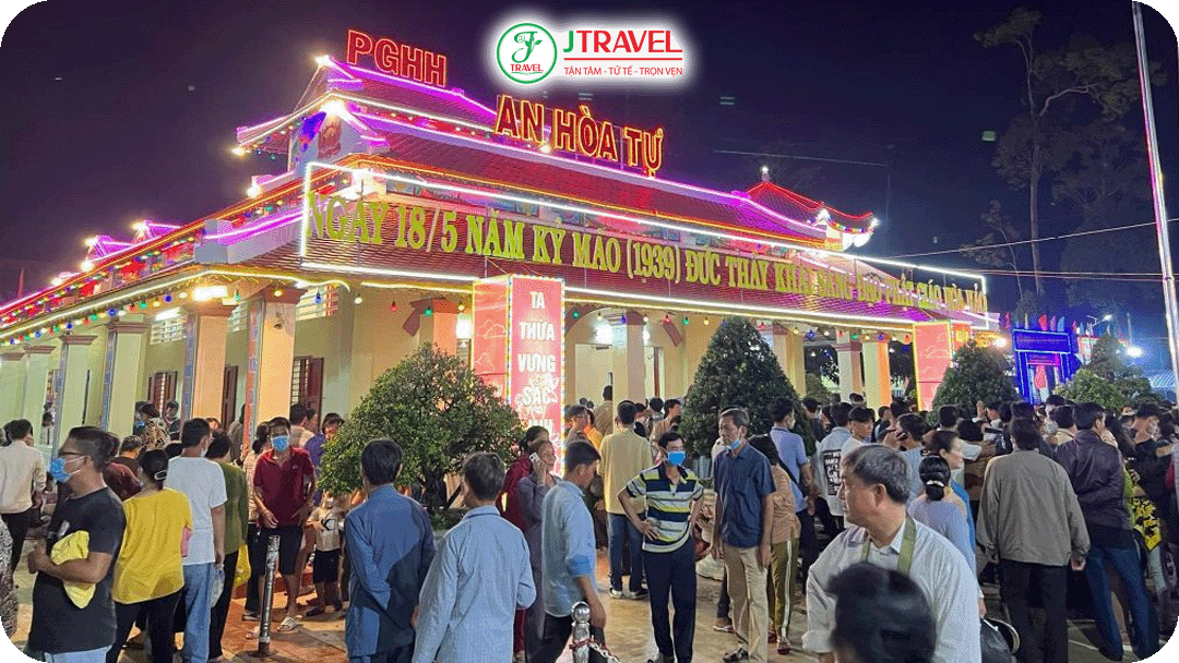 Dòng người về An Giang trong ngày Vía Đức Huỳnh Giáo Chủ