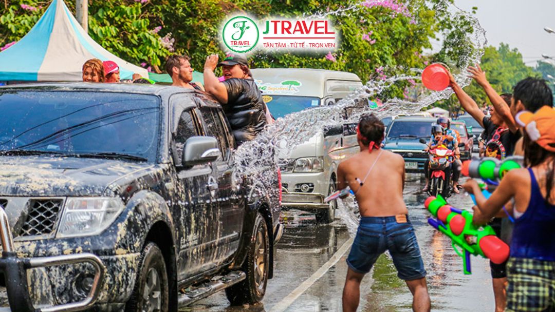 Hạn chế thuê xe máy tự lái
