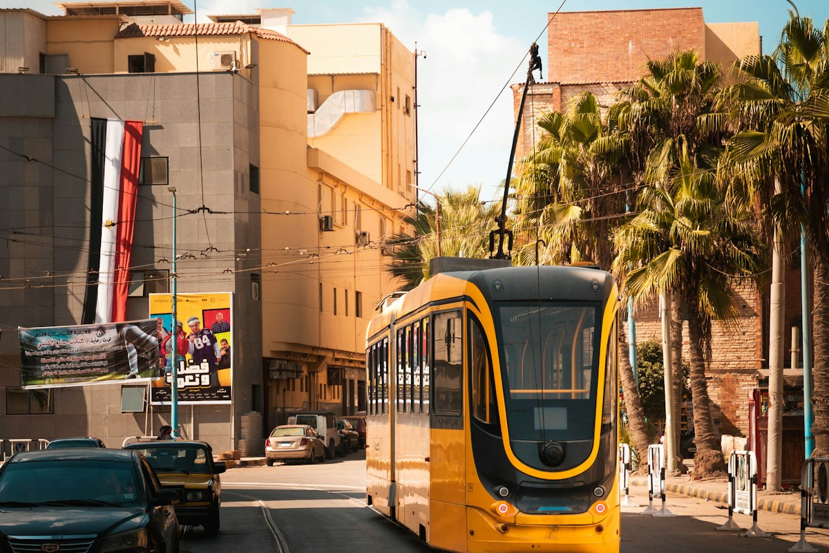 Tàu điện màu vàng chạy trên đường phố Alexandria