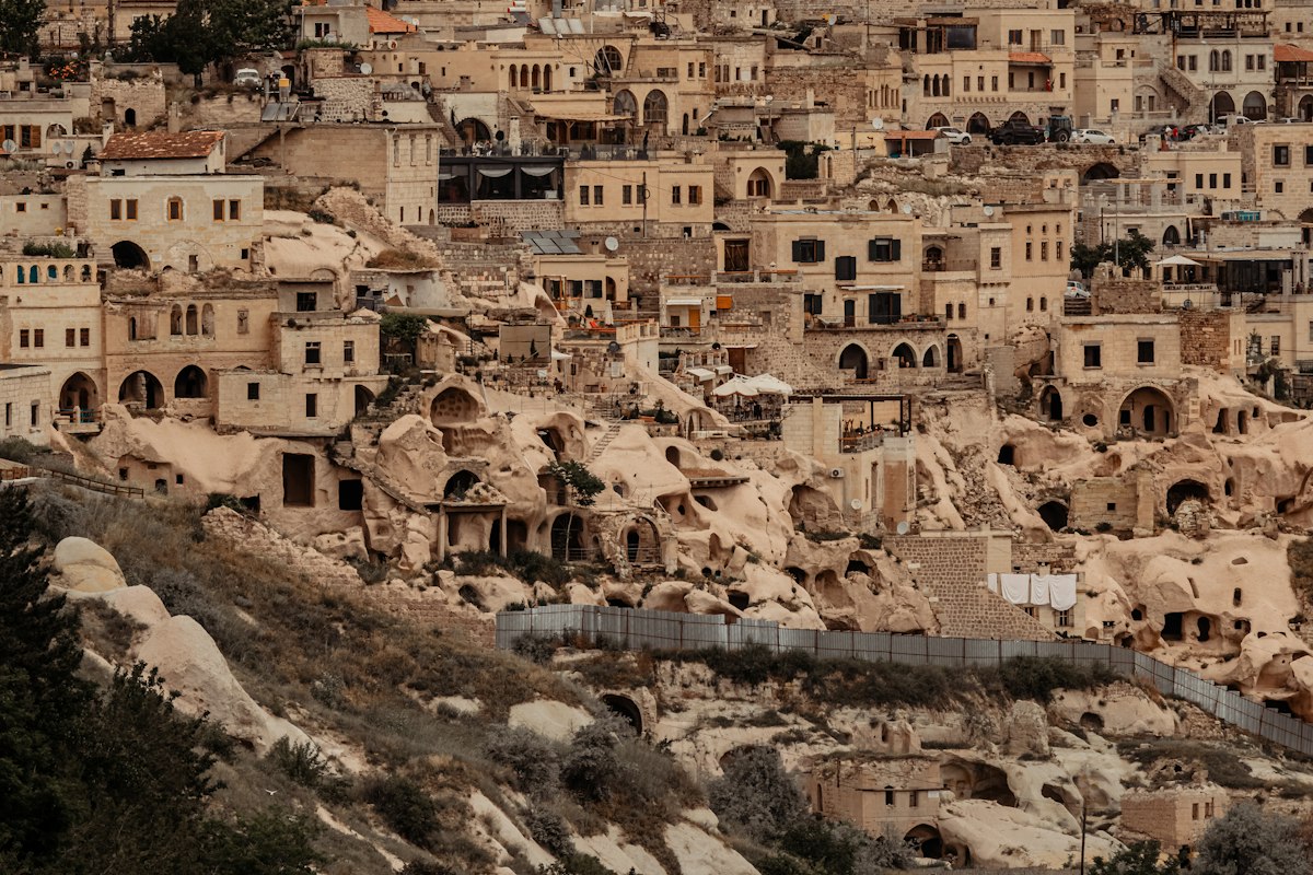 Những ngôi nhà đục vào núi đá ở Cappadocia