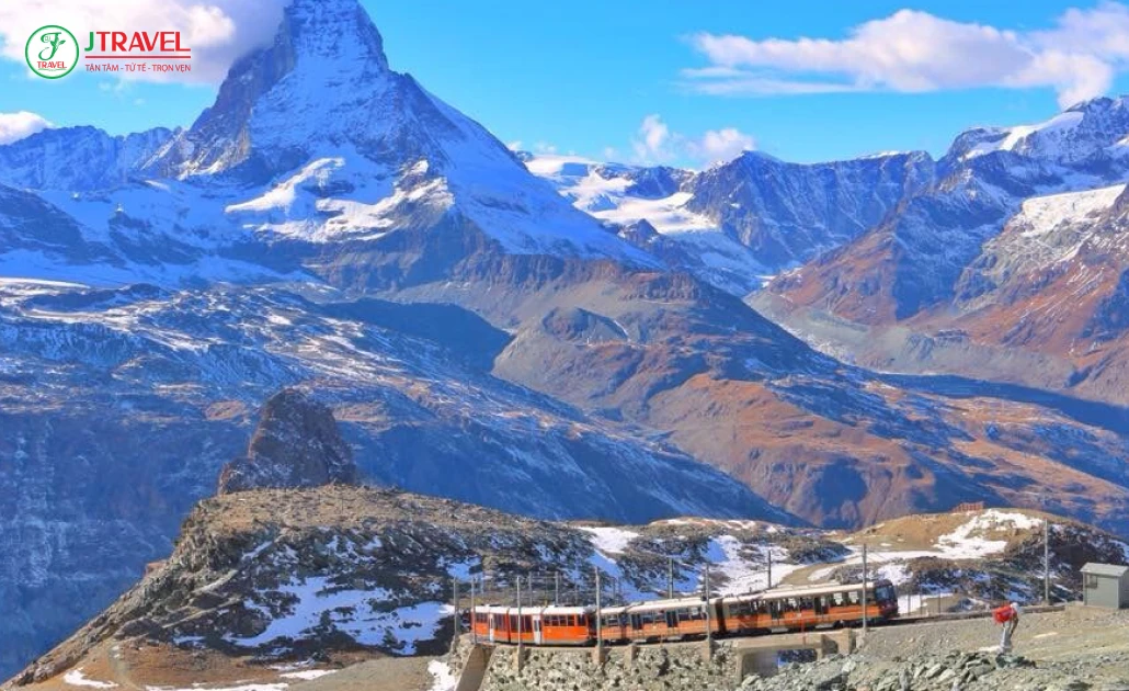 Tàu Gornergrat đưa du khách ngắm Matterhorn và núi tuyết hùng vĩ ở Zermatt
