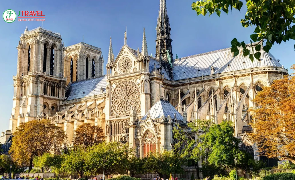 Nhà thờ Đức Bà Paris với kiến trúc Gothic cổ kính
