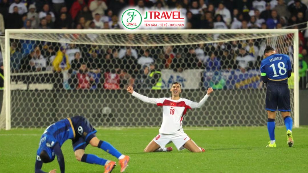Cầu thủ Thổ Nhĩ Kỳ ăn mừng chiến thắng trước Kosovo tại vòng play-off