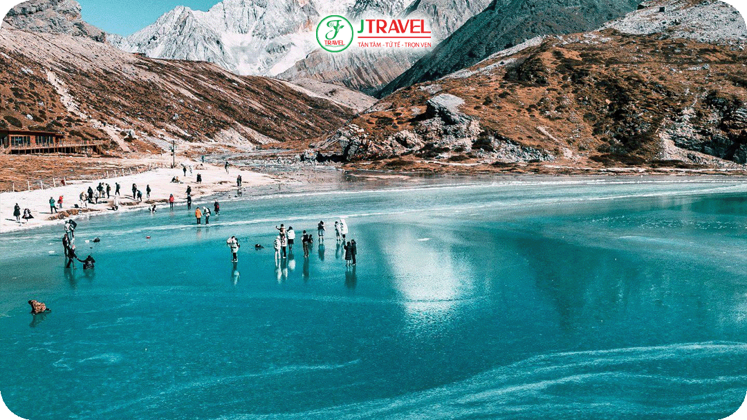 Mặt hồ Sữa là điểm checkin nổi bật khi đóng băng vào mùa đông,