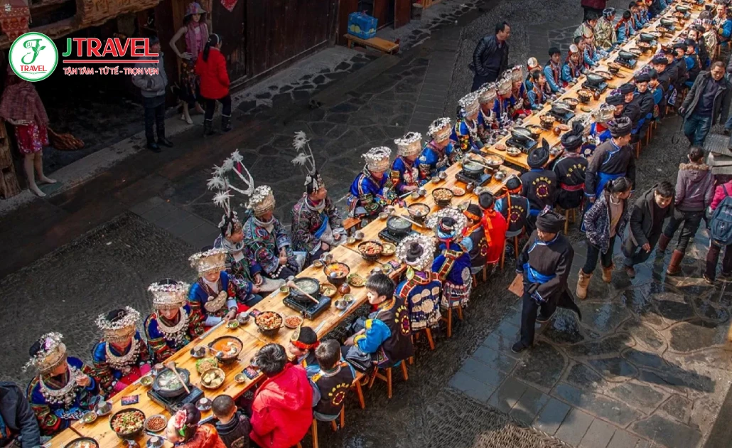Tiệc bàn dài Thiên Hộ Miêu Trại với ẩm thực địa phương