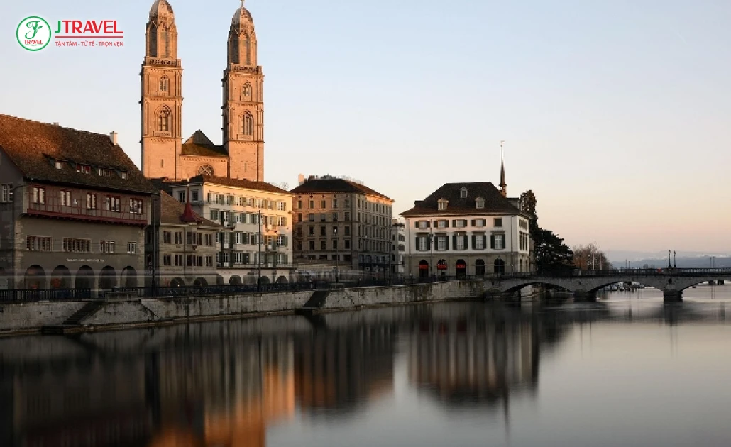 Toàn cảnh ba nhà thờ cổ Grossmünster, St. Peter và Fraumünster soi bóng trên dòng sông Limmat