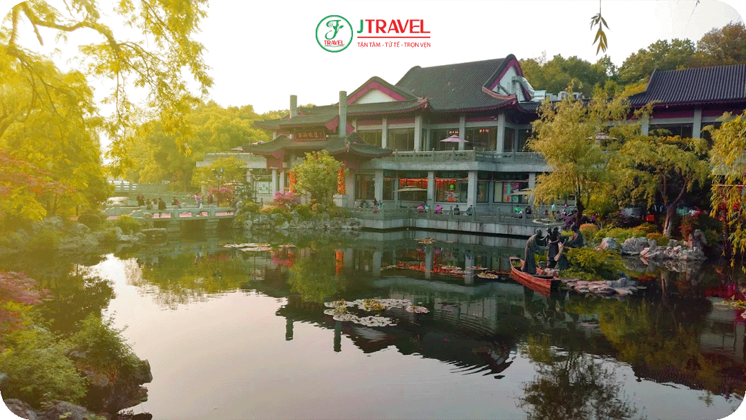 Hoa Cảng Quan Ngư - Được mệnh danh là một trong “Thập cảnh Tây Hồ”