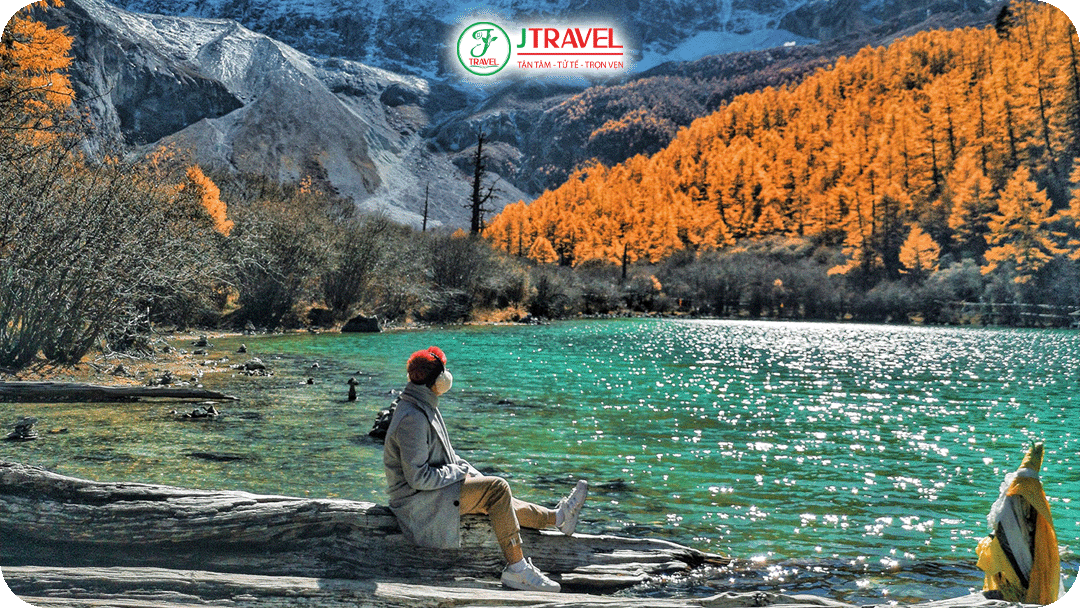 Mùa thu được xem là thời điểm thích hợp để tham quan Hồ Ngũ Sắc