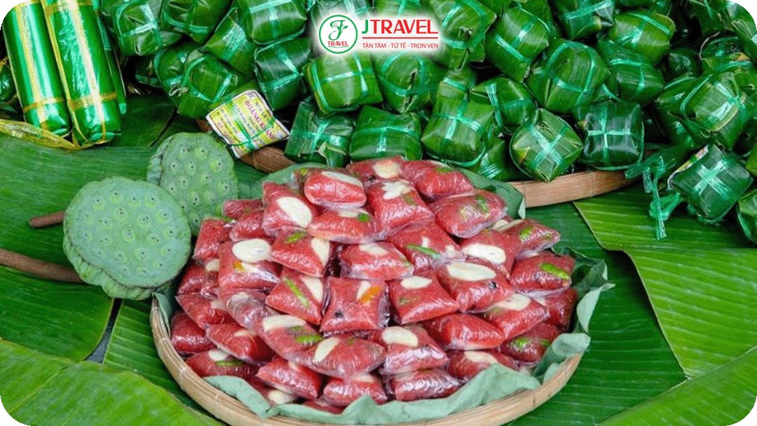 Nem được làm từ thịt heo tươi, bì heo, tỏi, ớt và các loại gia vị đặc trưng