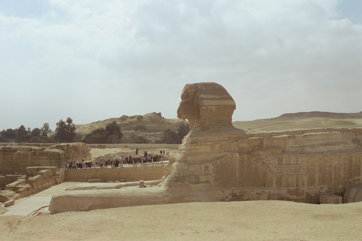 Tượng Nhân sư Giza nhìn nghiêng giữa sa mạc với du khách xung quanh