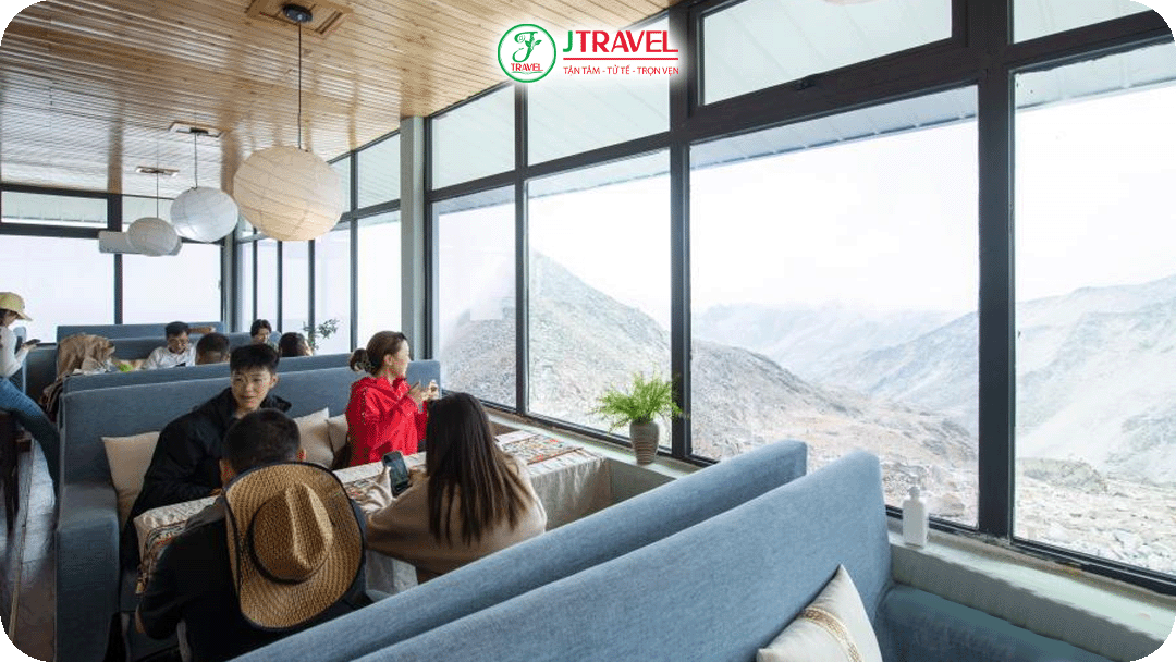 Quán café nằm trong khu du lịch của Dagu Glacier, gần trạm cao độ 4.860 m