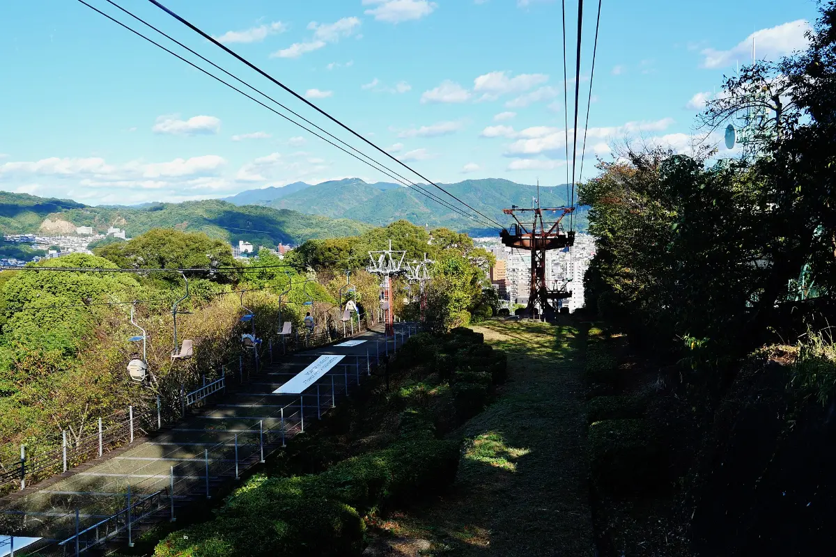 Đường lên lâu đài Matsuyama trên đồi Katsuyama