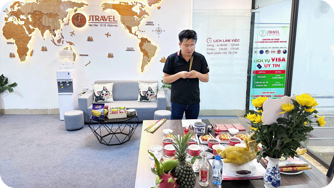 Giám đốc Nguyễn Đình Đảng thực hiện lễ cúng khai trương văn phòng Hà Nội mới