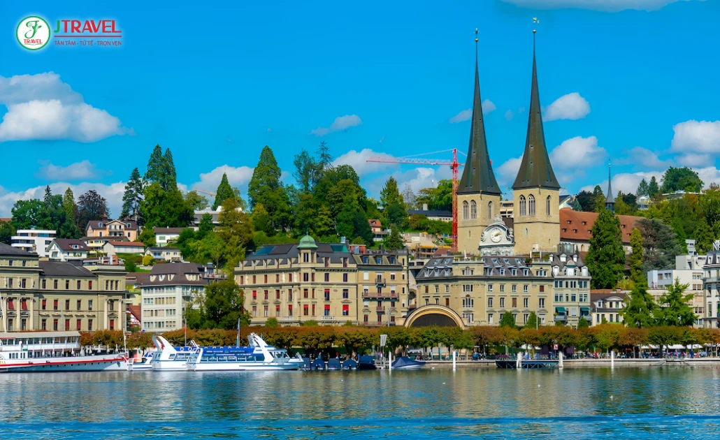 Hồ Lucerne xanh mát 