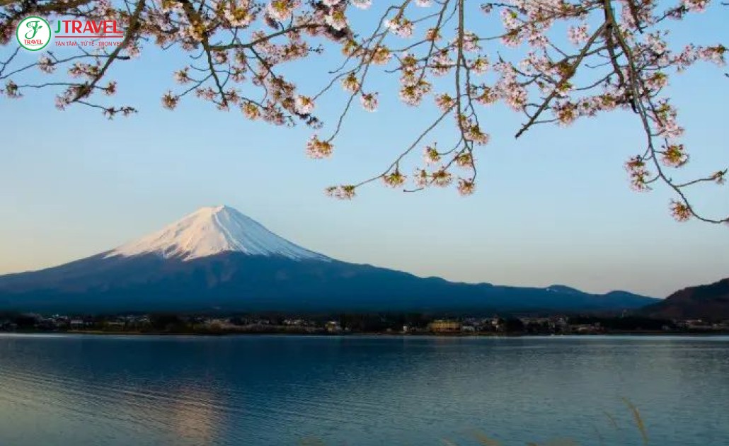 Hồ Kawaguchi với núi Phú Sĩ phản chiếu trên mặt nước