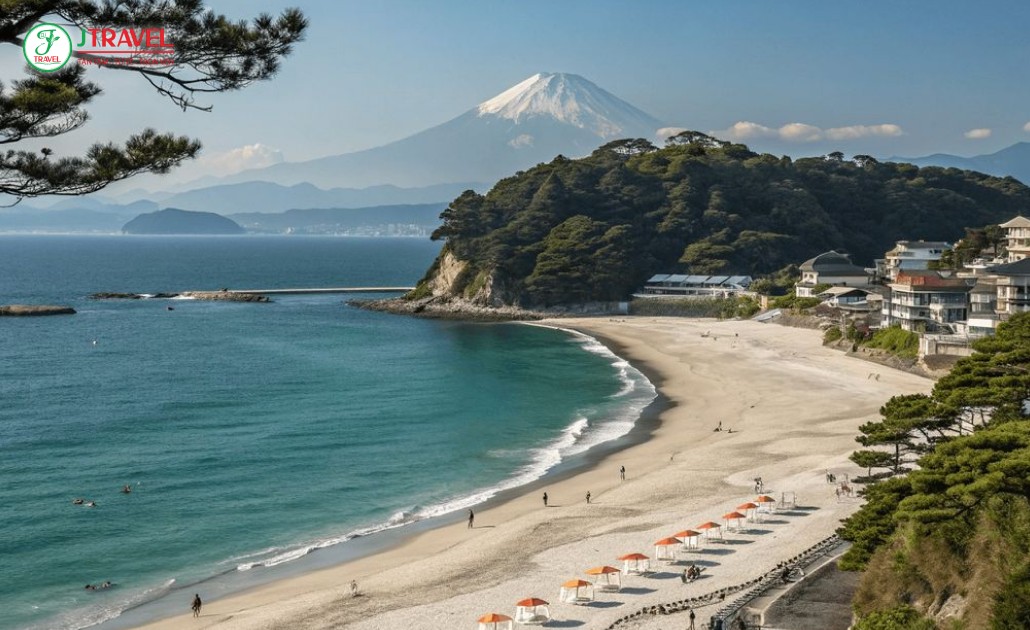 Dải cát trắng mịn và hàng thông xanh tại Miho no Matsubara