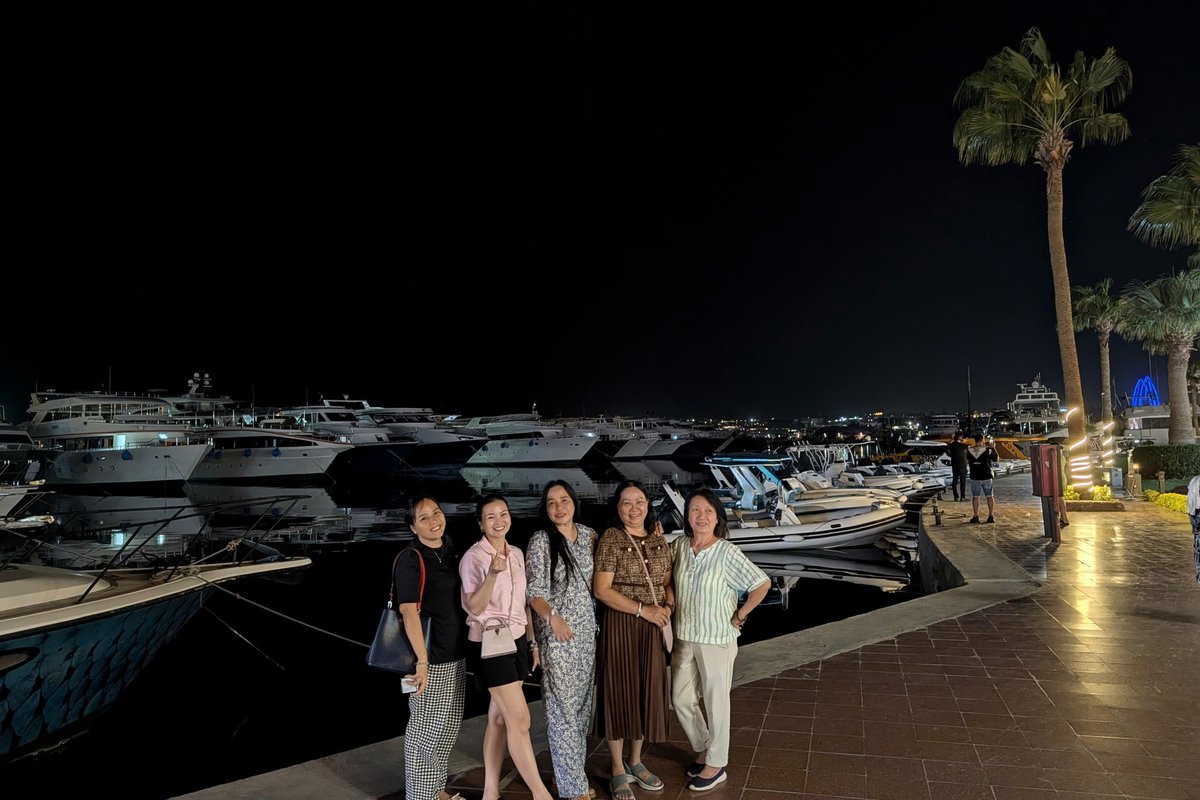 Đoàn khách J Travel tại bến du thuyền Hurghada về đêm