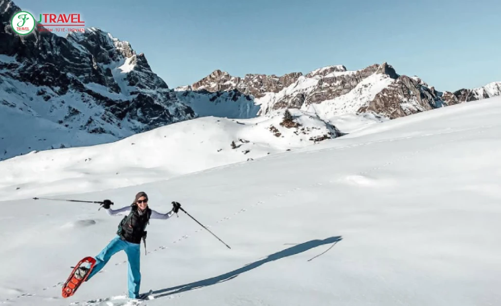 Du khách trượt tuyết nhẹ trên sườn núi phủ tuyết mịn ở Engelberg