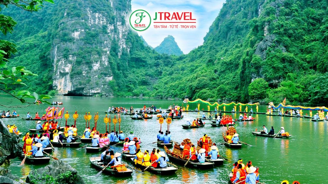 Toàn cảnh Ninh Bình thu hút du khách đầu năm nhờ cảnh quan và lễ hội