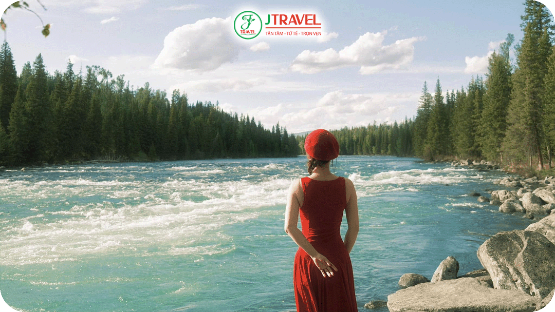 Hồ Kanas trong xanh mát mẻ vào mùa hè