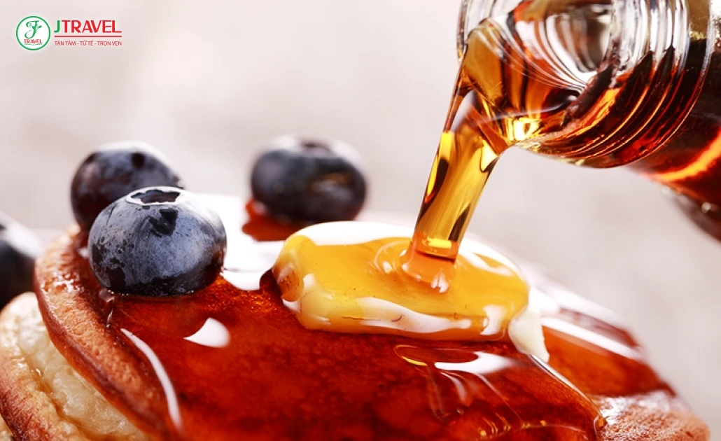 Siro lá phong Canada rưới lên pancakes, đặc sản nổi tiếng của vùng Quebec
