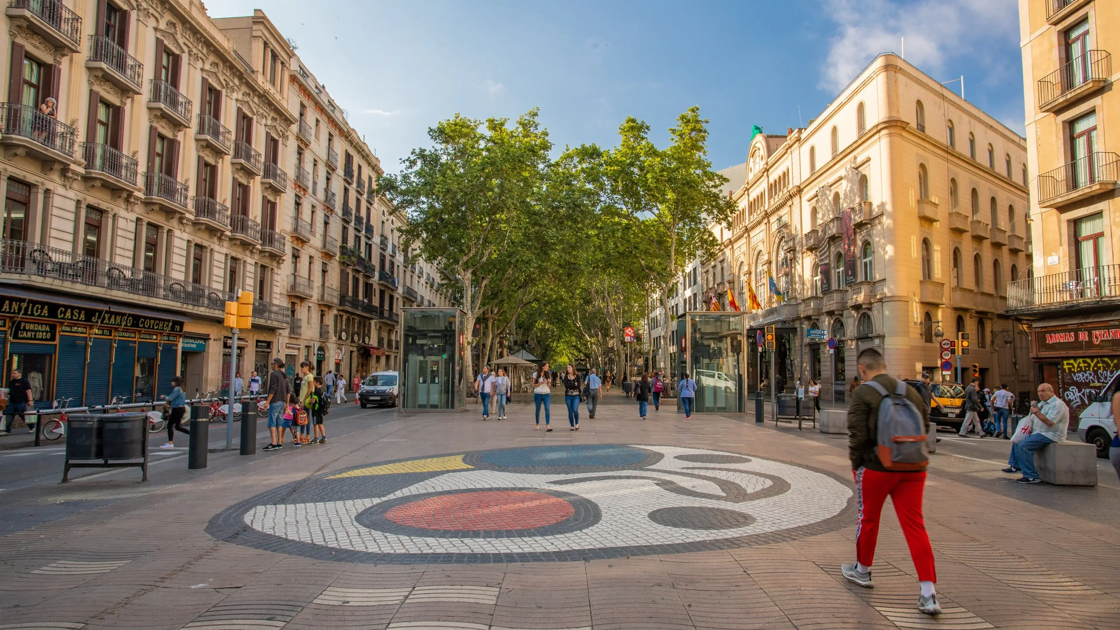 Con đường nổi tiếng La Rambla