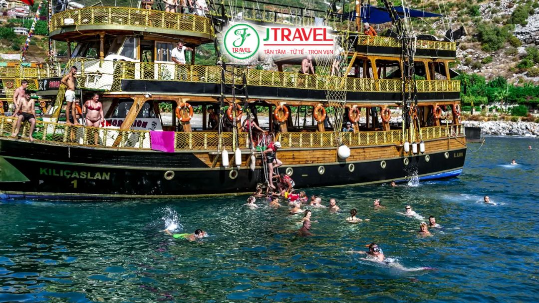 Không khí sôi động trên Pirate Boat Tour với nhạc và du khách tắm nắng