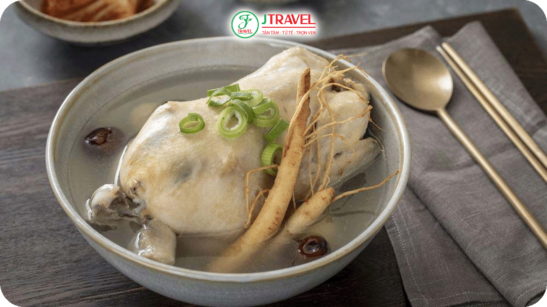 Samgyetang (삼계탕) món súp gà hầm sâm truyền thống của Hàn Quốc