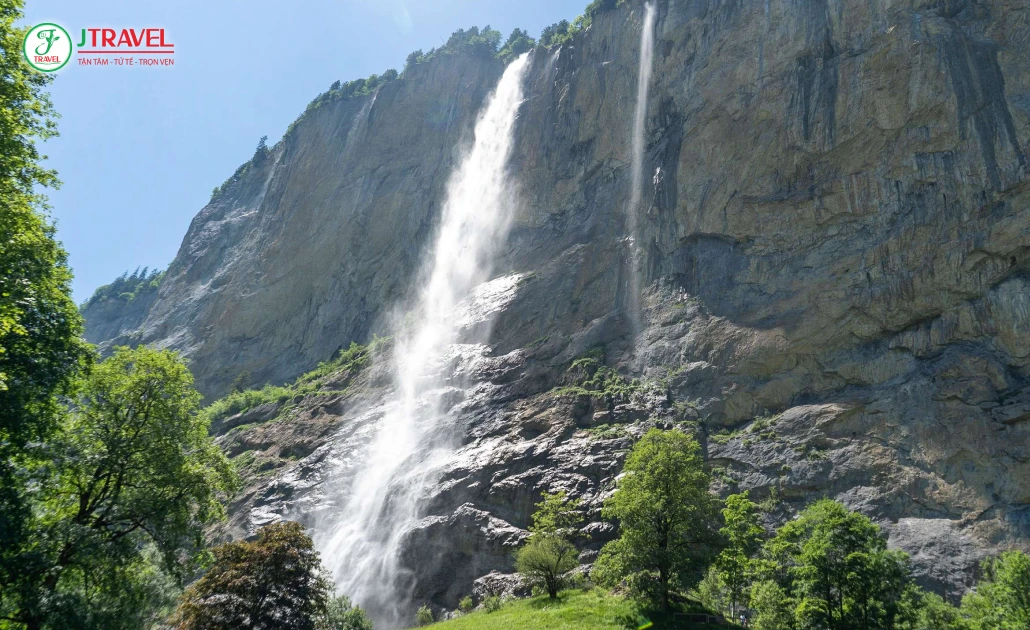 Thác Staubbach Lauterbrunnen – biểu tượng của Thụy Sĩ với dòng thác cao 297m