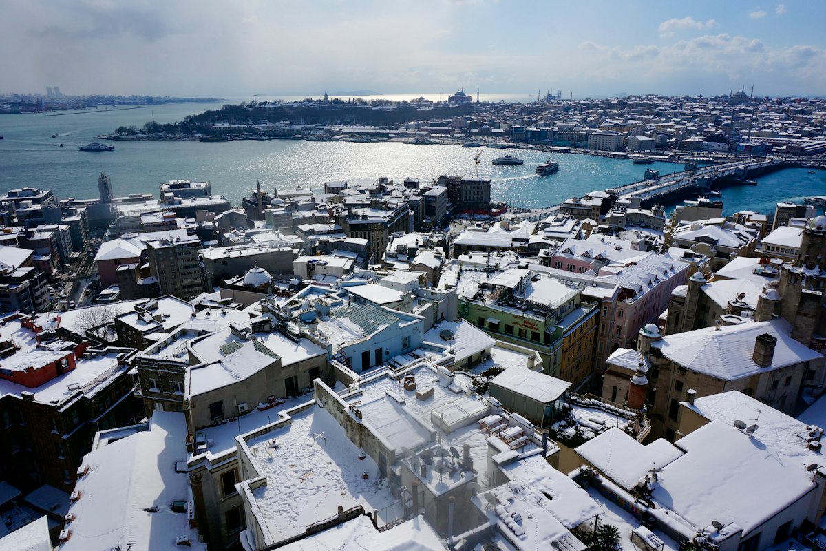Istanbul phủ tuyết nhìn ra vịnh Sừng Vàng