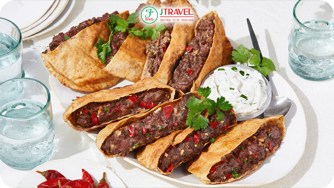 Hawawshi – Bánh mì nướng nhồi thịt băm tẩm gia vị giòn rụm