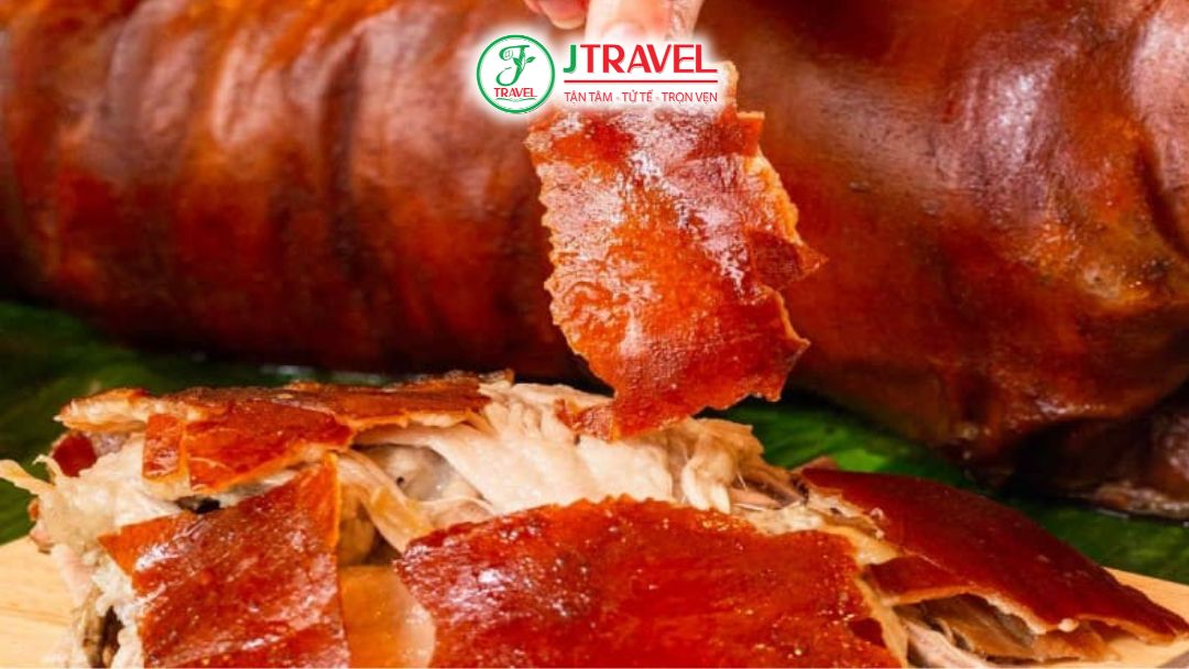 Lechon – heo quay giòn rụm thường xuất hiện trong các dịp lễ