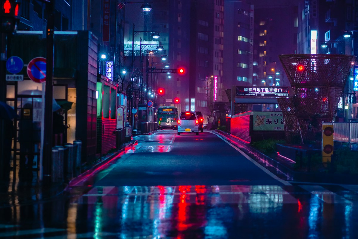 Con phố Tokyo về đêm sau cơn mưa