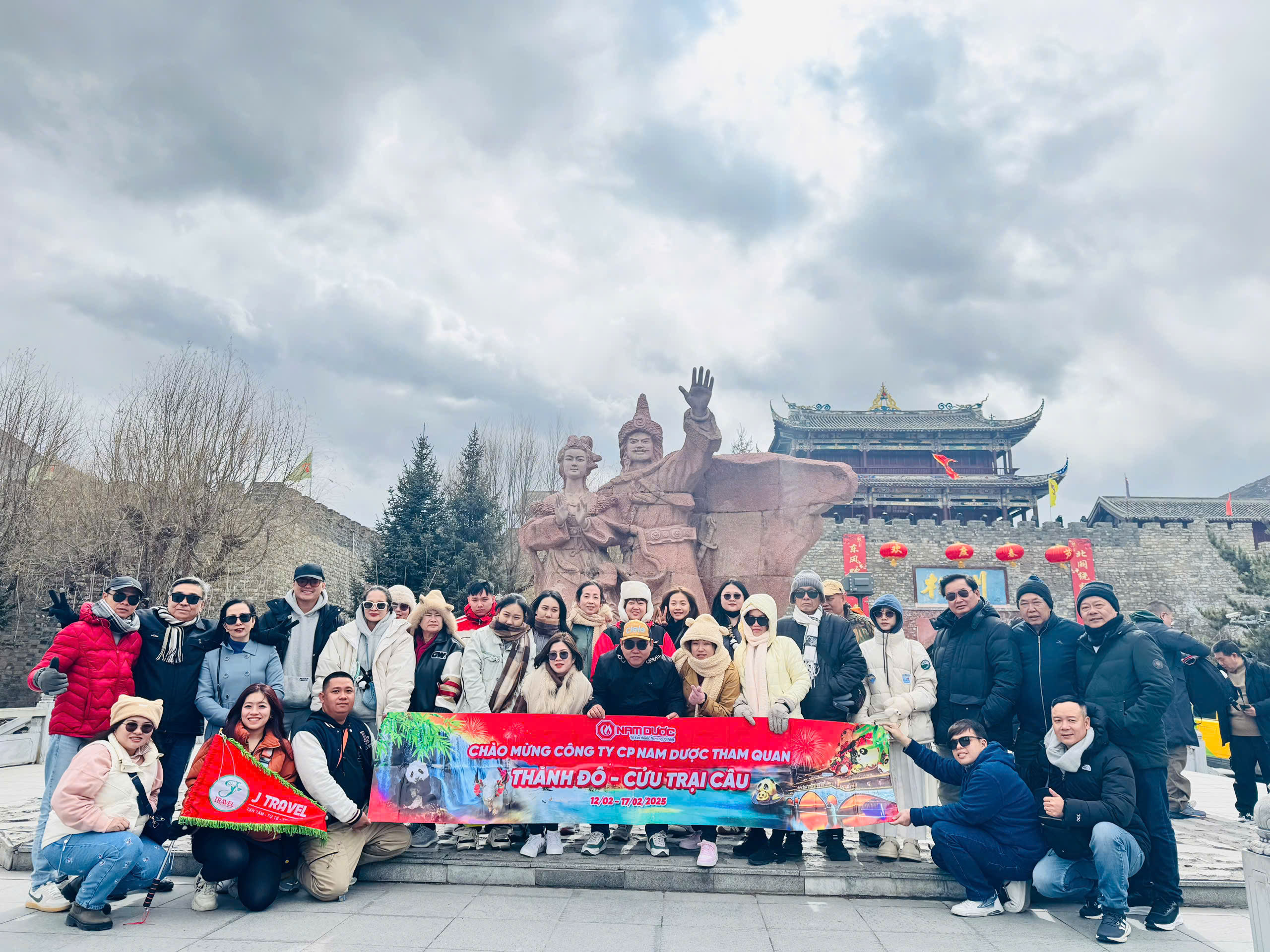 Khách Tham Quan Thành Đô - Cửu Trại Câu