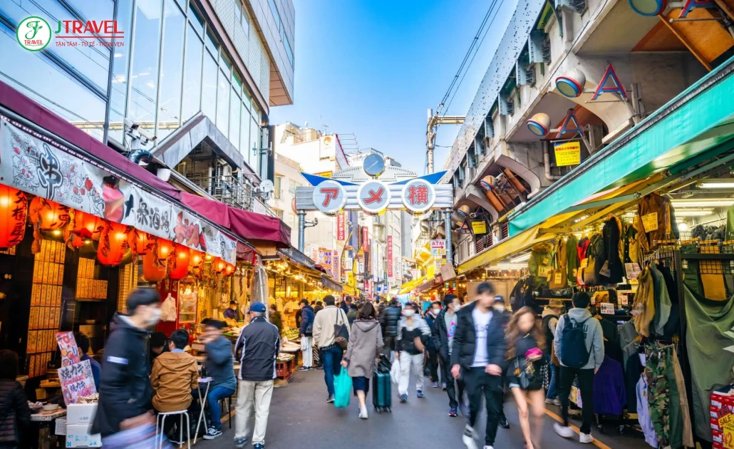 Phố Ameyoko tại Ueno, Tokyo với các cửa hàng bán đồ ăn