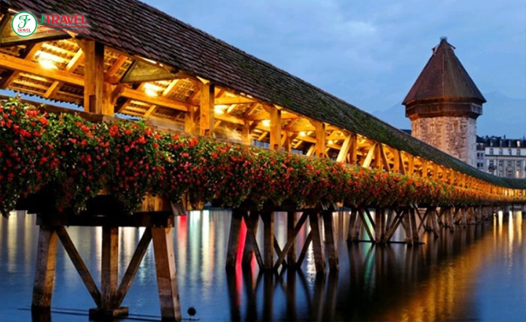 Khung cảnh Gothic của cầu Chapel Bridge tại Lucerne vào buổi hoàng hôn