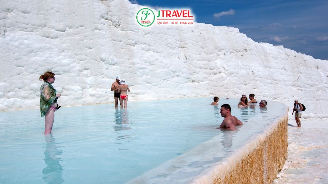 Trải nghiệm ngâm mình tại hồ nước nóng Pamukkale