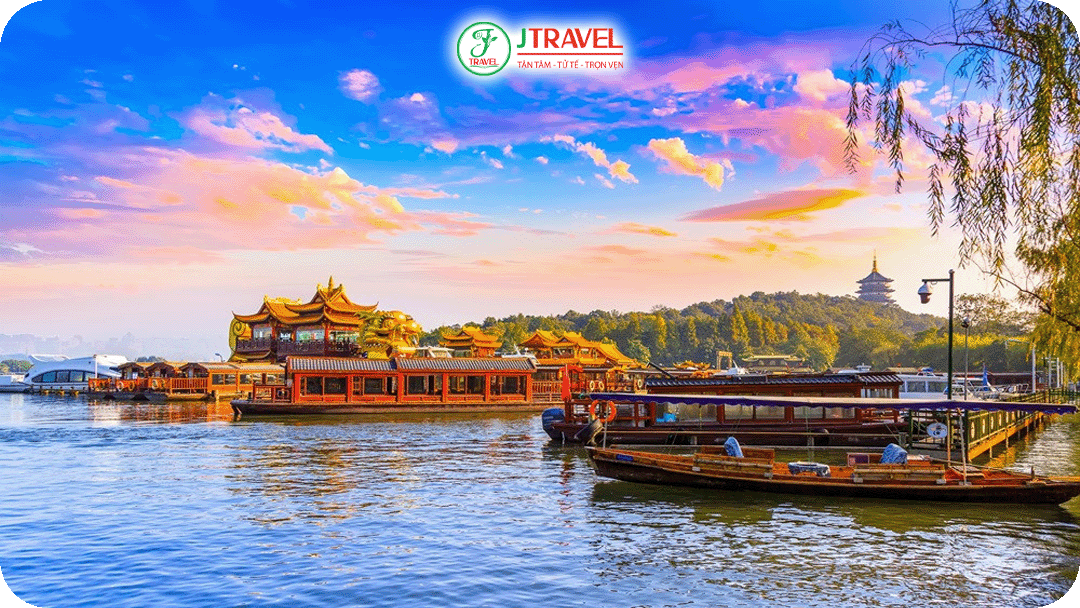 Mùa thu mang đến cho Tây Hồ một diện mạo thi vị đặc biệt