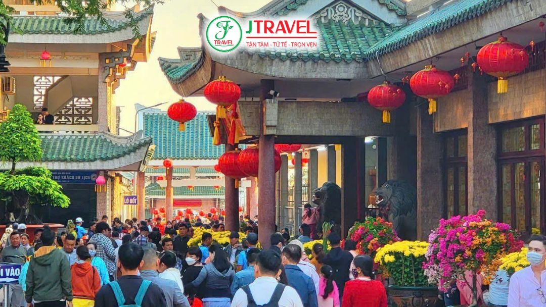 Miếu Bà Chúa Xứ Núi Sam – An Giang Nguồn: Internet