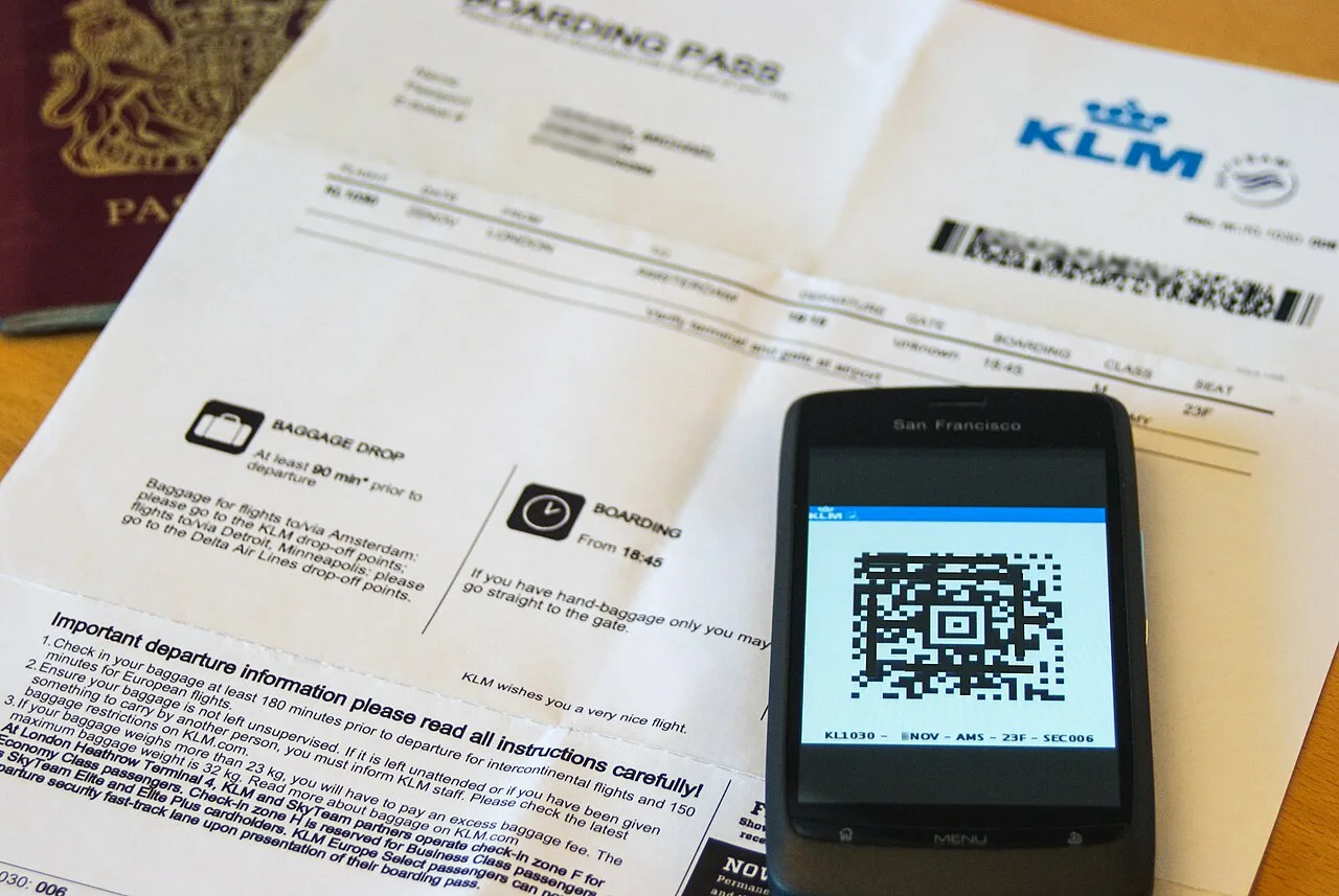 Thẻ lên máy bay và hộ chiếu, chỉ đặt vé sau khi nhận hộ chiếu có visa Mỹ