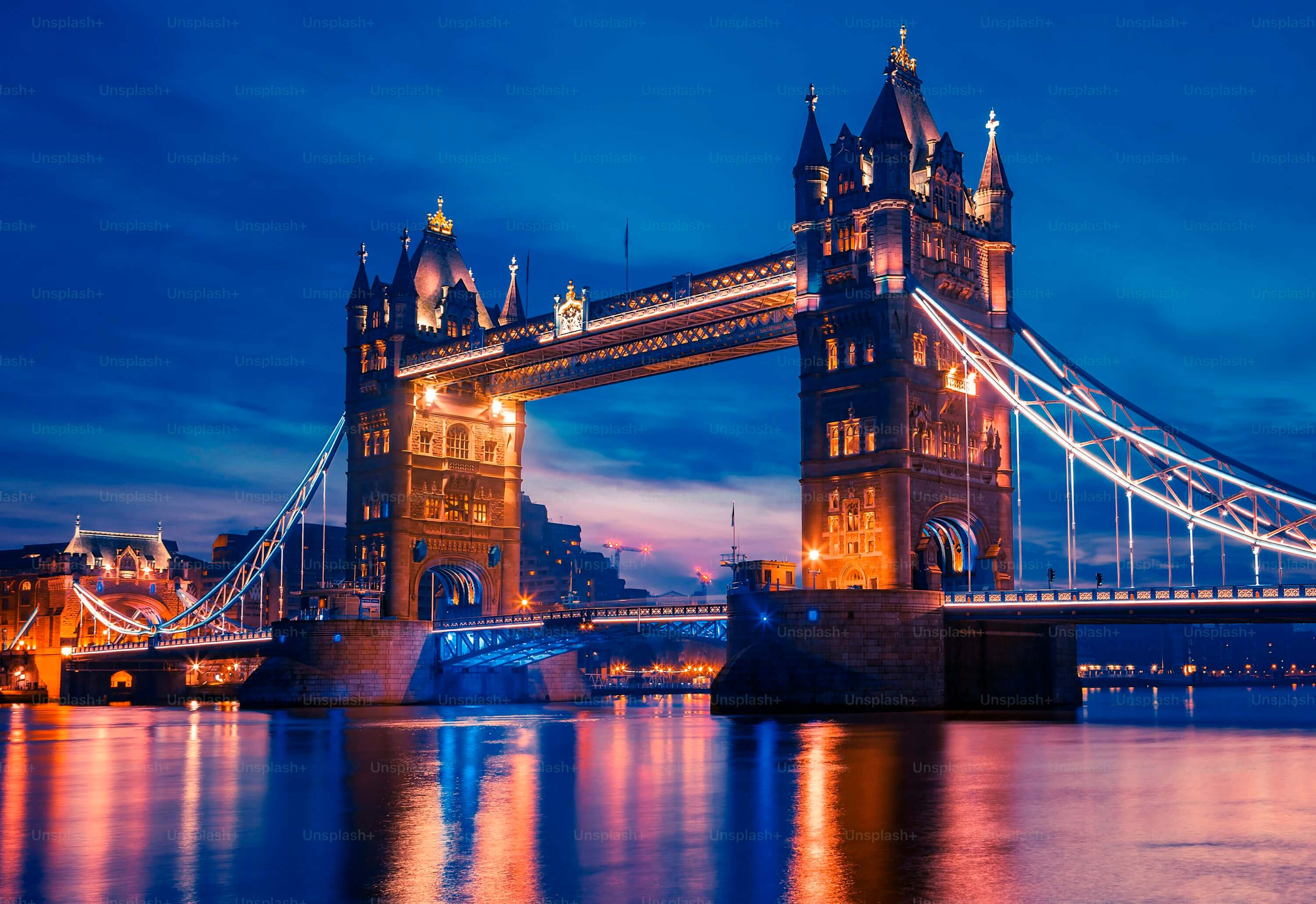 Cầu tháp London lung linh vào ban đêm