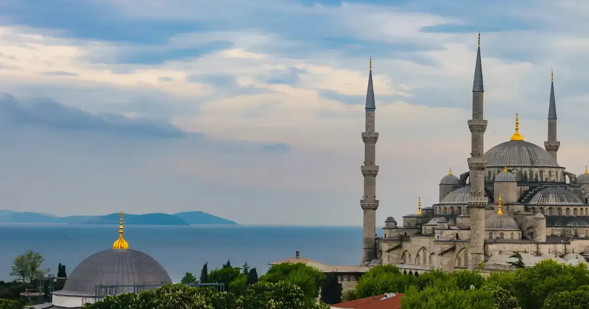 Dạo phố se lạnh và thưởng thức cà phê tại Istanbul